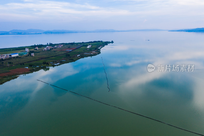 蓝天白云下的城市湖景