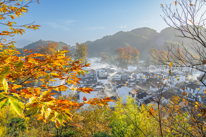 航拍江西婺源石城徽派建筑秋色枫叶村庄日出