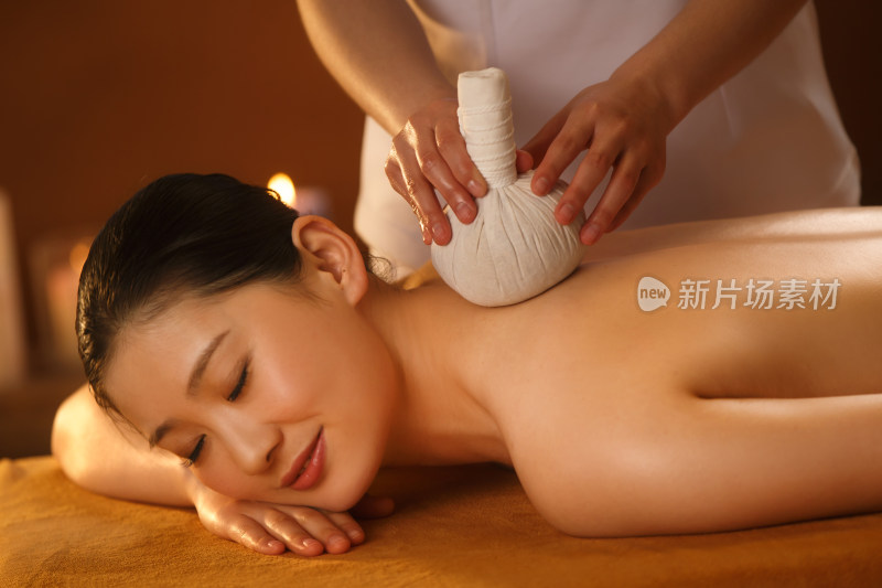 年轻女人在室内做SPA