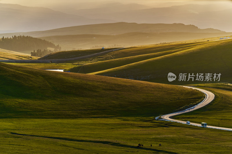 夕阳下的喀拉峻草原