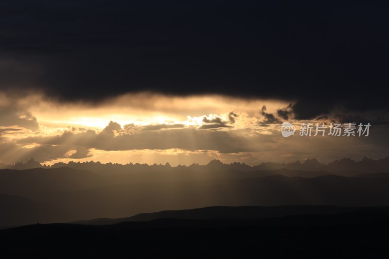 山峰日落时天空映衬的剪影景观