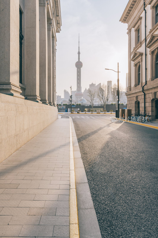 早晨阳光下的上海万国建筑群街景