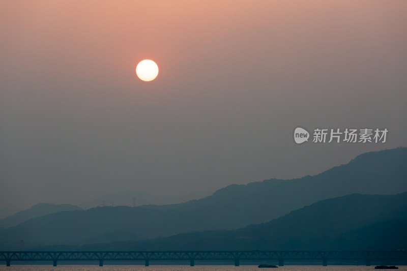 杭州钱塘江上日落小船风景