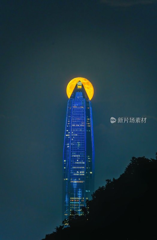 深圳平安金融中心夜景与满月同框