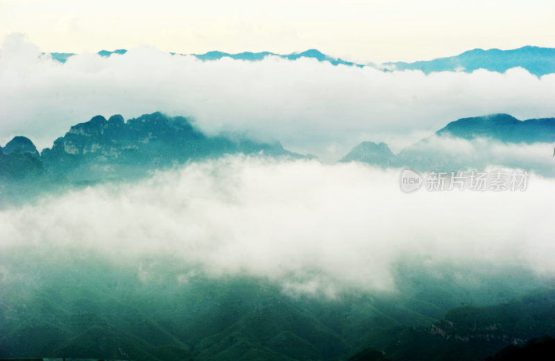 夏日云雾缭绕狼牙山雄奇景象河北保定旅游