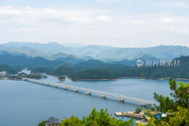 千岛湖天屿山观景台俯瞰千岛湖及千岛湖大桥