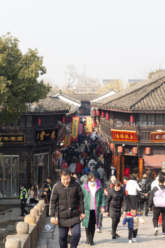 塘栖古镇古桥横跨水面，岸边传统建筑林立