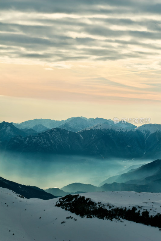 雪山云海日出自然风光