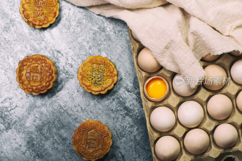 中秋节传统美食-蛋黄月饼