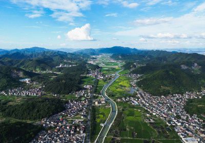 航拍蓝天白云下的青山乡村全景风光