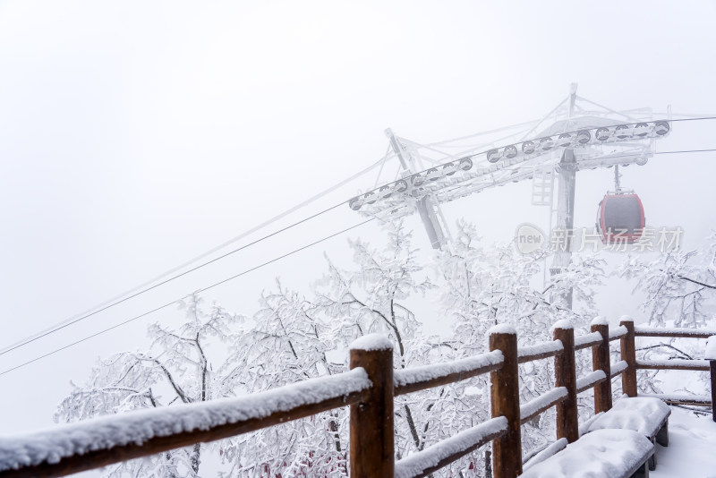 寒冷冬季大雪中景区的索道缆车轿厢