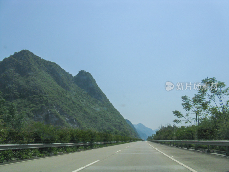 2012年广西境内的国道两边的喀斯特地貌风光