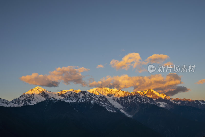 梅里雪山与彩云的壮美景观