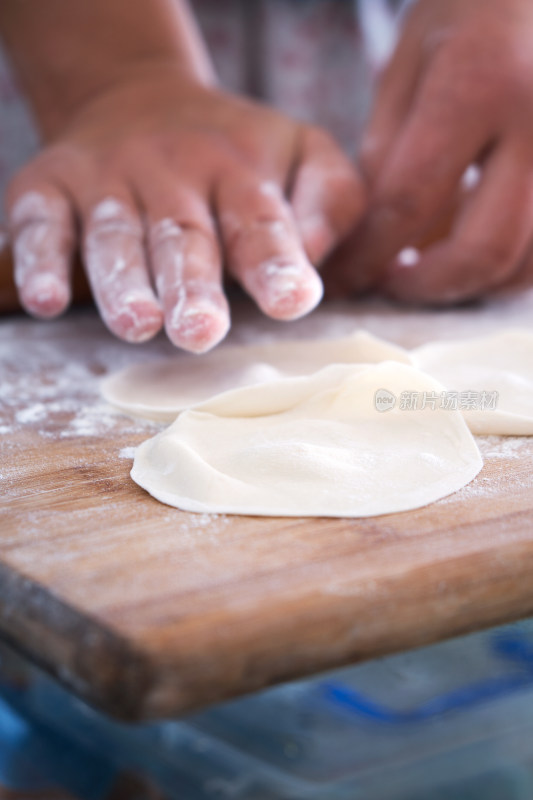 饺子制作擀饺子皮