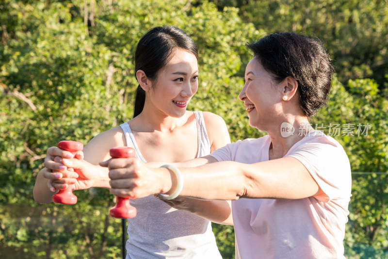 一个年轻女人在指导一个老年人锻炼身体