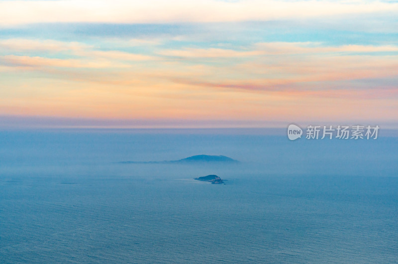 青岛崂山仰口峰顶俯瞰大海晚霞