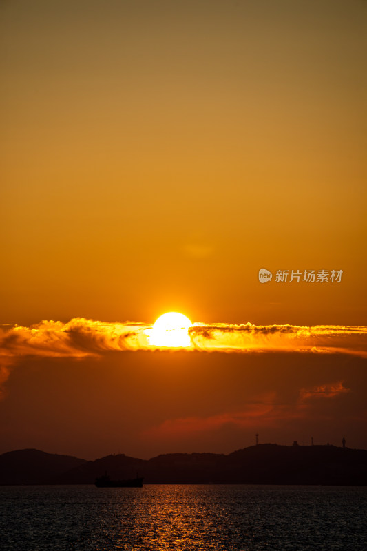 山东烟台东山栈桥海上日出海天相接一色景观