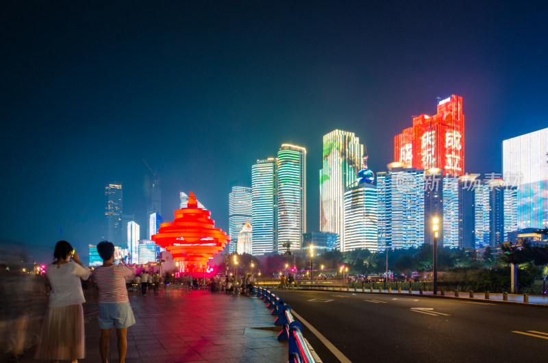 青岛五四广场灯光秀下的城市夜景与赏景人群