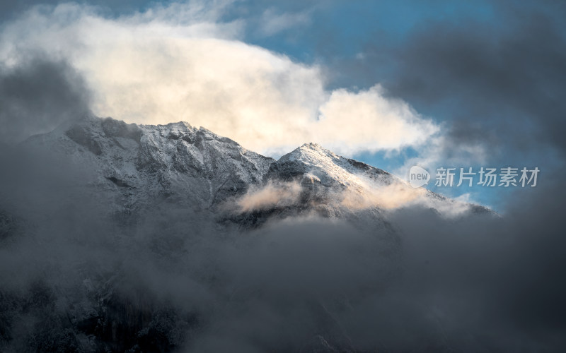 云层中露出山尖的墨尔多神山