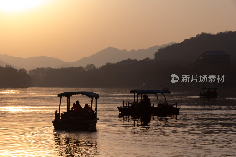 西湖湖面上的小船与远处宝石山的宝俶塔