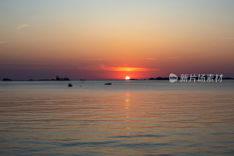 山东烟台第一海上浴场栈桥海上日出景观