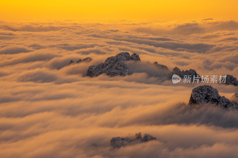 洛阳老君山日出大气云海