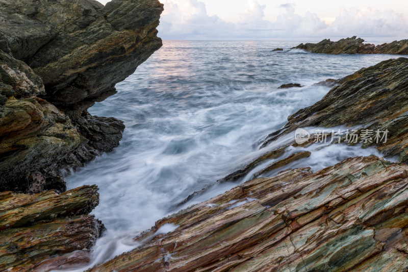 海岸边岩石与海浪景观