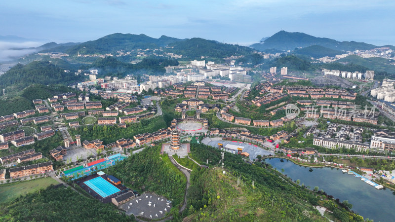 4k航拍晴隆阿妹戚托小镇 云雾缭绕小镇