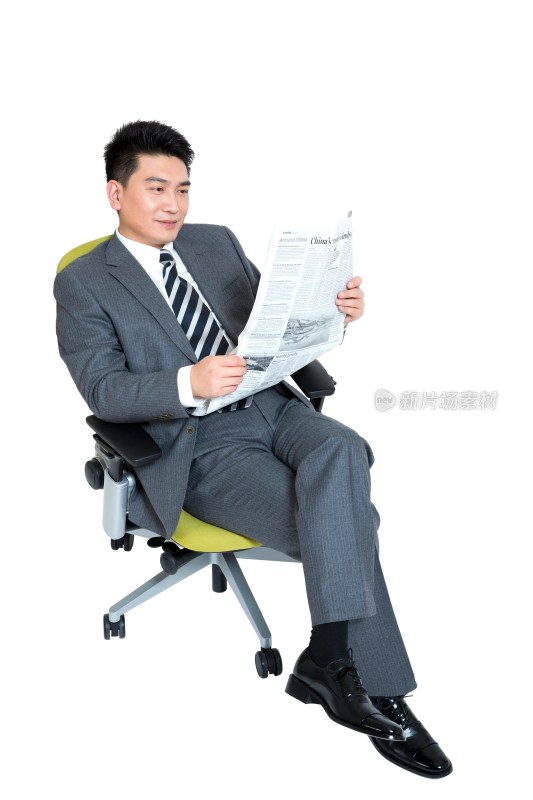棚拍中年商务男士坐办公椅看报纸