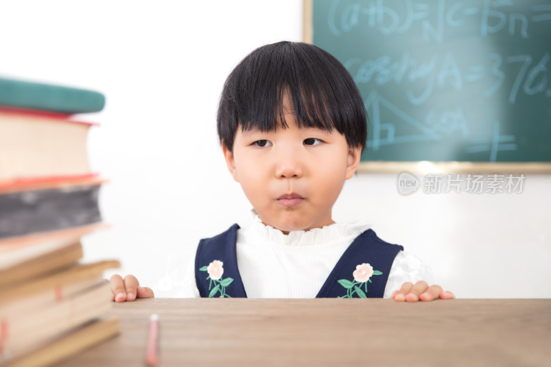 黑板前可爱的小女孩