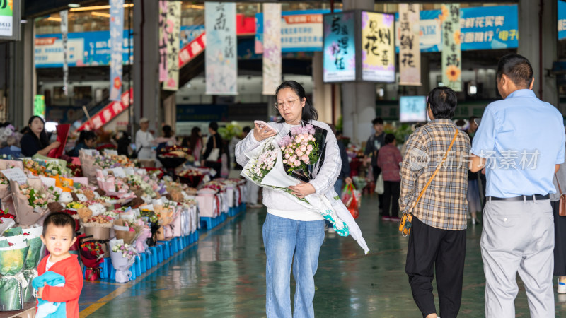 云南昆明斗南花市吸引大量游客前来买花