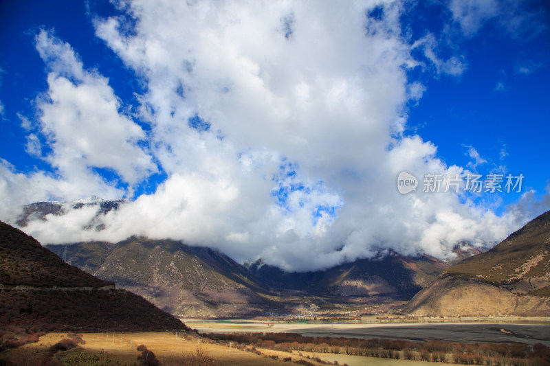 中国西藏林芝雅鲁藏布江苯日神山旅游区