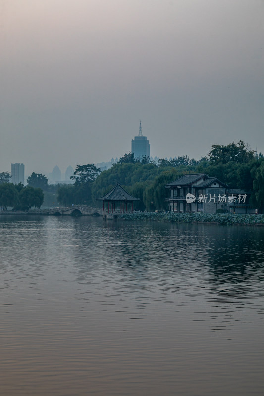 济南大明湖风景区雾色日出景点景观城市风光