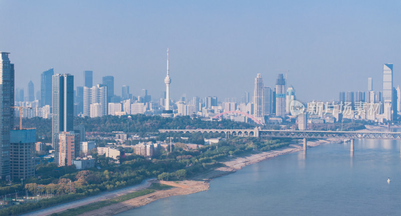 武汉江边城市天际线与高塔的壮观景象