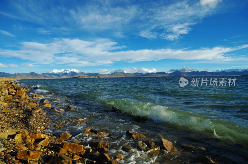 西藏山南波涛汹涌的普莫雍措山水自然风景