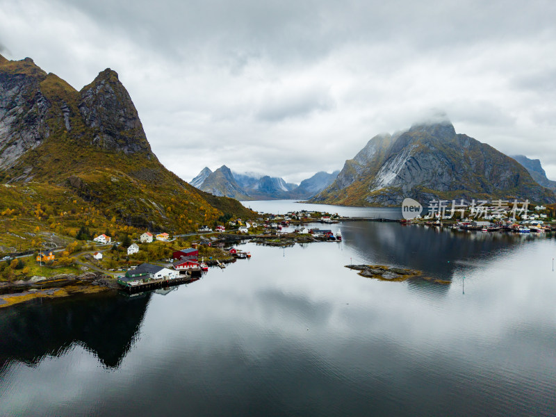 挪威峡湾沿岸村庄风景