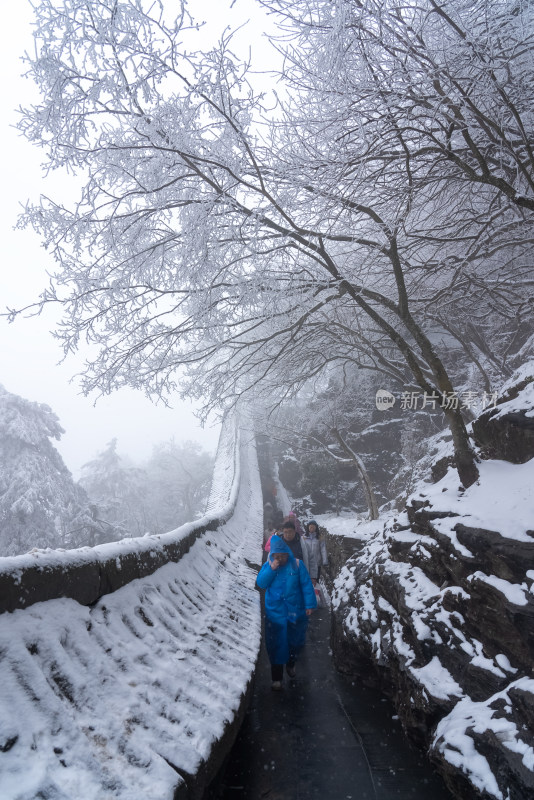 湖北武当山景区金顶冬季大雪登山游客