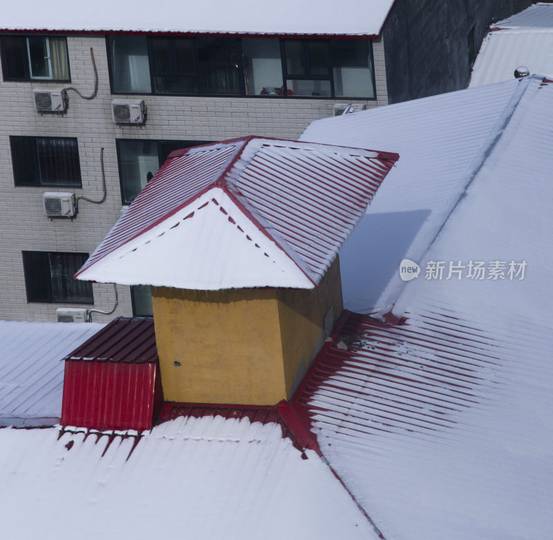 积雪覆盖的屋顶及建筑