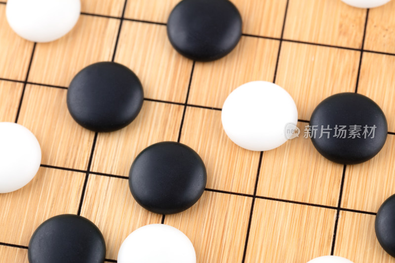 中国围棋棋子在棋盘上