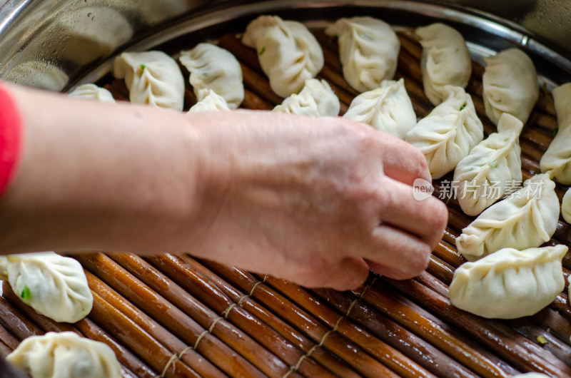 往蒸笼里放饺子