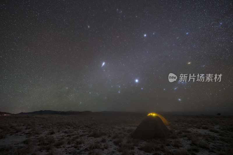 野外露营帐篷夜景星空璀璨画面