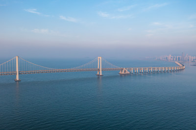航拍清晨的大连市星海湾大桥