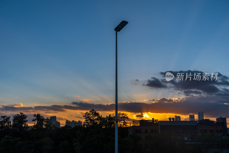 城市天际线下的绚丽日落美景