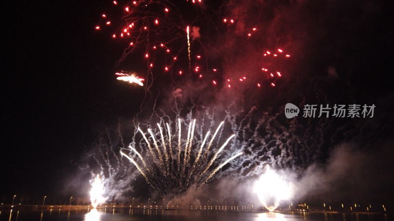 绚烂烟花在夜空中绽放的精彩瞬间