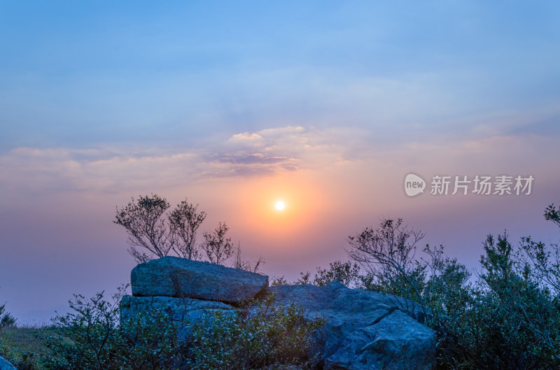 香港大帽山郊野公园山顶夕阳落日风光