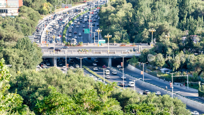 新疆乌鲁木齐的河滩快速路