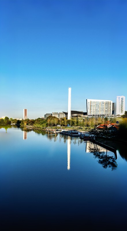 上海普陀苏州河畔城市建筑与平静水面景观