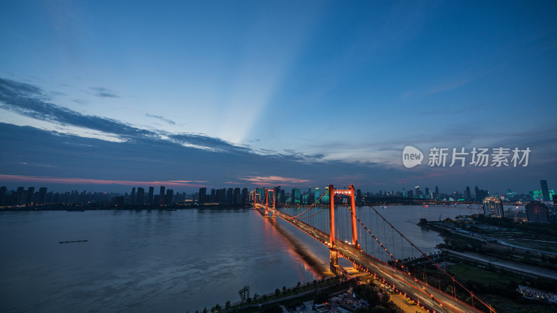 暮色下的城市桥梁壮丽全景