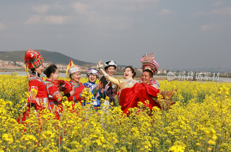 油菜花开春意浓 美丽乡村入画来