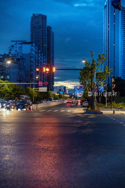 武汉城市道路黄昏时分的街景